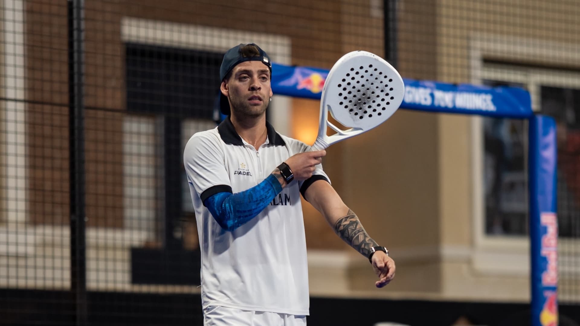 Gonzalo Alfonso en pista sujetando la pala con la mano izquierda durante el FIP Silver de Leiria