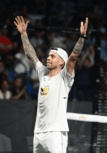 Gonzalo Alfonso celebra con los dos brazos en alto ante el público